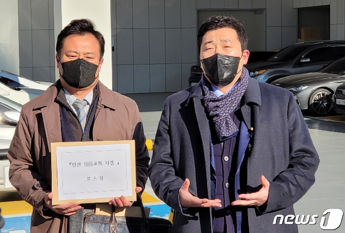 부지석 변호사(오른쪽)가 17일 경기남부지방경찰청을 찾아 경기 안산시 소재 모 교회의 성착취 사건과 관련해 가해자로 지목된 목사에 대한 추가 고소장을 제출했다./사진=뉴스1