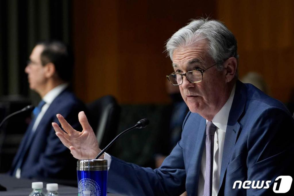 (워싱턴 AFP=뉴스1) 우동명 기자 = 제롬 파월 미국 연방준비제도 의장이 지난 1일(현지시간) 워싱턴 의사당의 상원 은행위원회 청문회에 출석해 “코로나19 위기가 완전히 지나갈 때까지 경기 회복 지원을 지속할 것”이라고 밝히고 있다.  ⓒ AFP=뉴스1