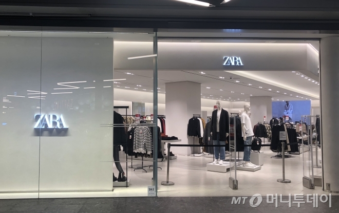 18일 용산 아이파크몰 자라 매장 전경. 17일 겨울 세일을 시작했지만 내점객이 거의 없어 한산한 모습을 보이고 있다