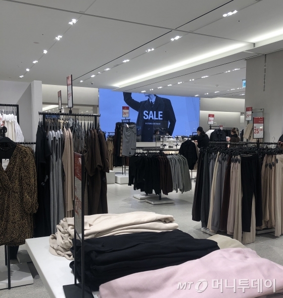 18일 용산 아이파크몰 자라 매장은 평소 북새통을 이뤘던 세일 시즌과 다르게 한산한 모습을 보였다