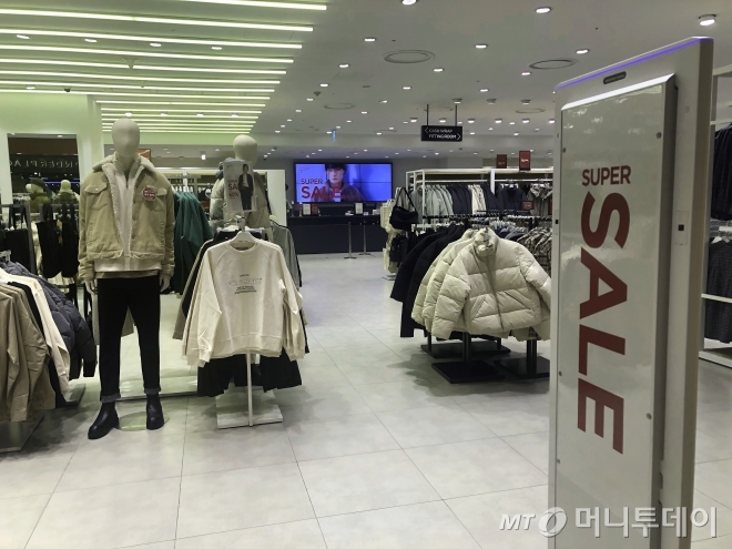 2층 스파오 매장은 18일 블랙세일을 시작했지만 세일 첫날 오전에 손님이 1명 정도밖에 없었다.