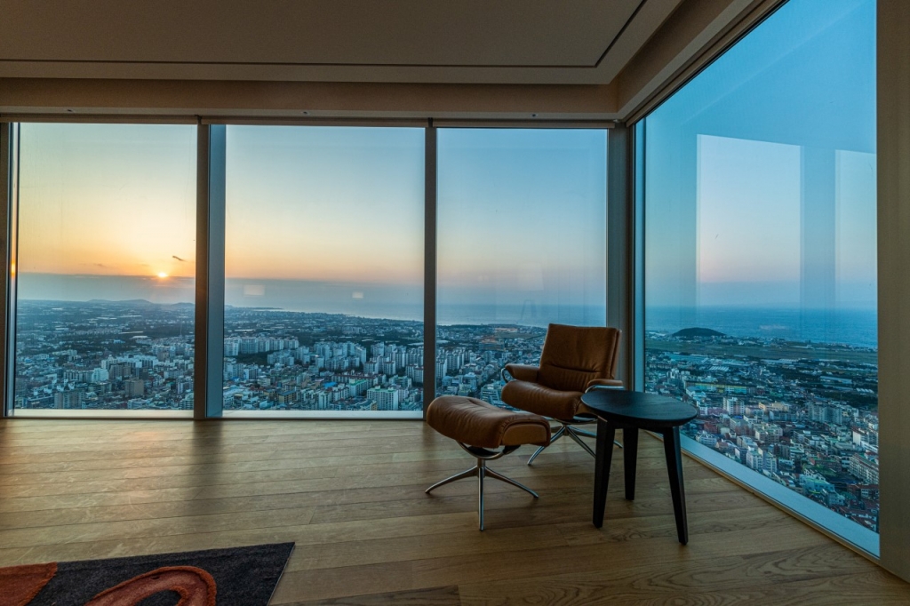 제주 드림타워 그랜드 하얏트 제주에서 운영하는 코너 스위트 객실 전경. /사진=롯데관광개발