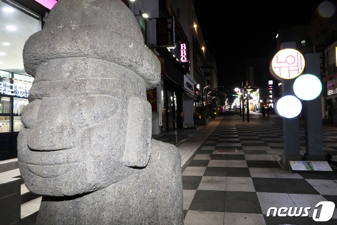 제주도 사회적 거리두기 단계가 '2단계+α'로 격상된 첫날밤인 18일 오후 9시 제주시 연동 최대 번화가인 누웨마루 거리가 텅 비어 있다.2020.12.18/뉴스1 © News1 오미란 기자