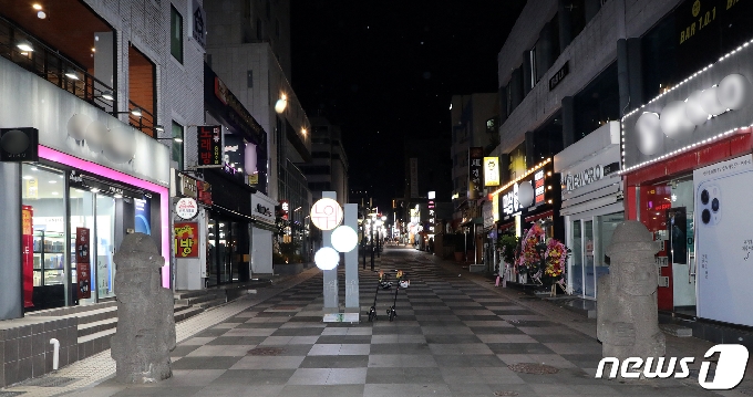 제주도 사회적 거리두기 단계가 '2단계+α'로 격상된 첫날밤인 18일 오후 9시 제주시 연동 최대 번화가인 누웨마루 거리가 텅 비어 있다.2020.12.18/뉴스1 © News1 오미란 기자