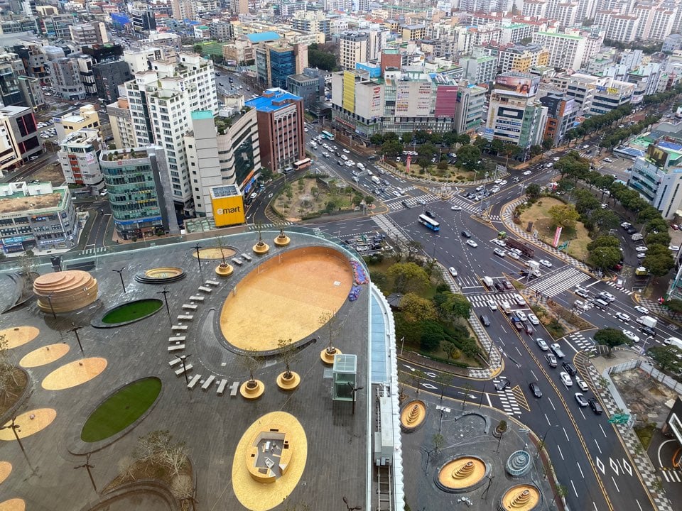 롯데관광개발 제주드림타워 그랜드하얏트 제주의 프리미어 객실. 제주 시내 전경과 공항, 바다가 보인다. /사진=유승목 기자