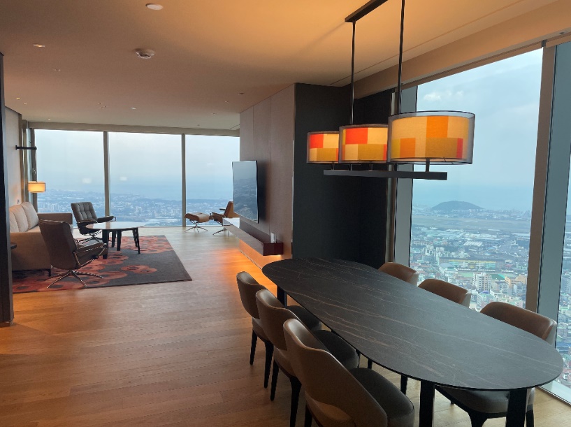 제주드림타워 그랜드하얏트 제주의 1층 로비의 모습. 객실을 1600개 가량 운영하는 등 대규모 리조트인 만큼 어디에서나 체크인이 가능하다. /사진=유승목 기자