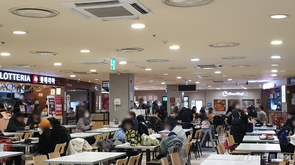 19일 저녁 서울 노원구 한 대형마트의 푸드코트. 끼니를 챙기러 찾은 고객들로 테이블이 가득 찼다.