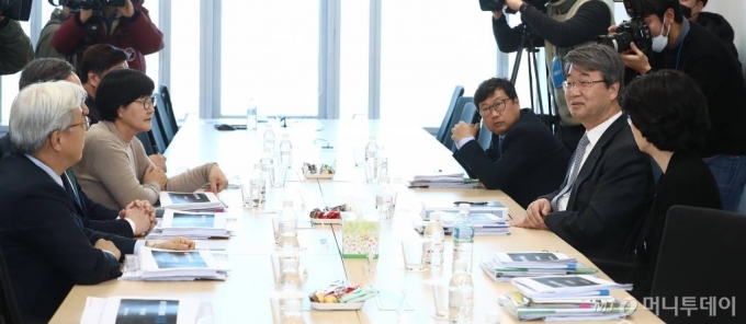 이재용 삼성전자 부회장이 지난 11월9일 서초동 서울고등법원에서 열리는 국정농단 사건 파기환송심 재판에 출석하고 있다. /사진=이기범 기자