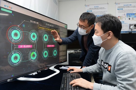 ETRI 연구진이 사이버 자가변이 기술을 활용해 사이버공격 사전보안에 나서고 있다.(왼쪽부터 문대성 네트워크·시스템보안연구실장, 박경민 연구원/사진=ETRI