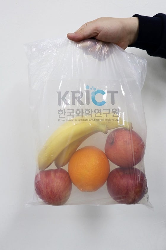 한국화학연구원이 개발한 생분해성 비닐봉지.  땅속에서 100% 분해되며 많은 물건을 넣어도 찢어지지 않는다/사진=화학연