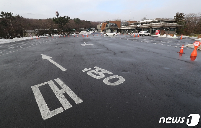 24일 오전 임시폐쇄된 제주 한라산 성판악 주차장이 텅 비어있다. 제주도 세계유산본부는 신종 코로나바이러스 감염증(코로나19) 확산 방지를 위해 한라산국립공원, 성산일출봉, 거문오름, 만장굴, 비자림, 한란전시관 등 공영관광지 6개소를 다음달 3일까지 임시 폐쇄한다.2020.12.24 /뉴스1 © News1 오현지 기자