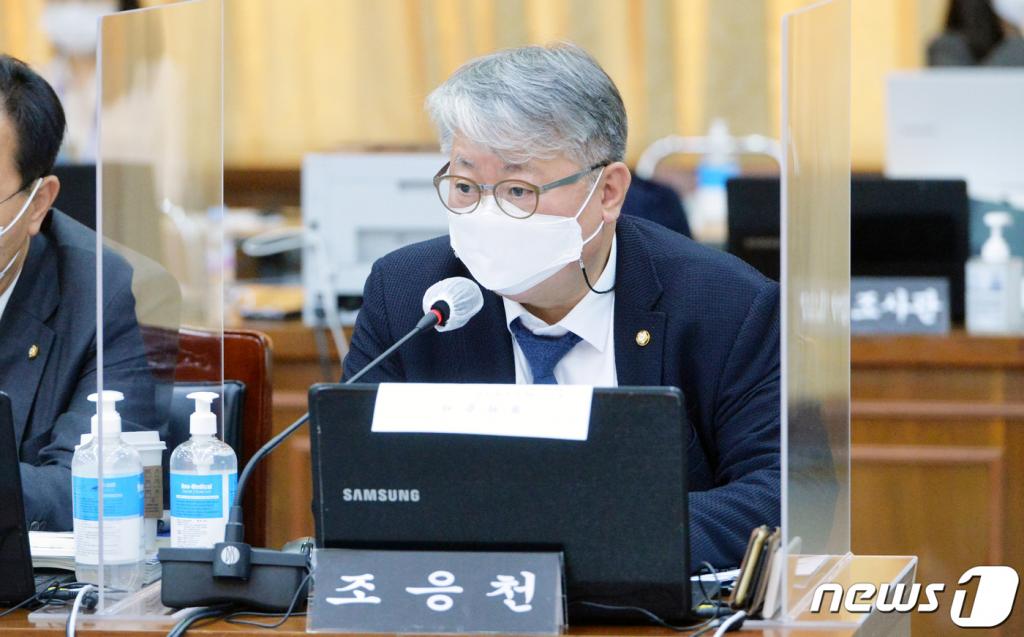 (수원=뉴스1) 사진공동취재단 = 조응천 더불어민주당 의원이 20일 경기도 수원시 팔달구 경기도청에서 열린 국회 국토교통위원회의 경기도에 대한 국정감사에서 질의하고 있다. 2020.10.20/뉴스1