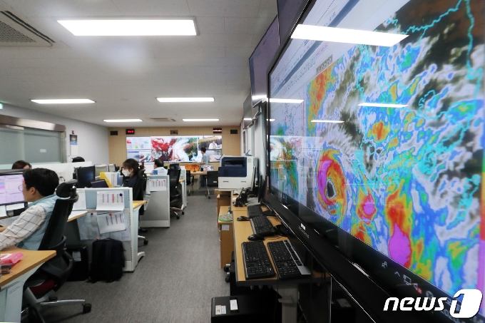 지난 8월 경기도 수원시 권선구 수도권기상청에서 예보관들이 북상하는 제8호 태풍 '바비(BAVI)'의 예상 이동 경로를 확인하고 있다.  © News1 조태형 기자