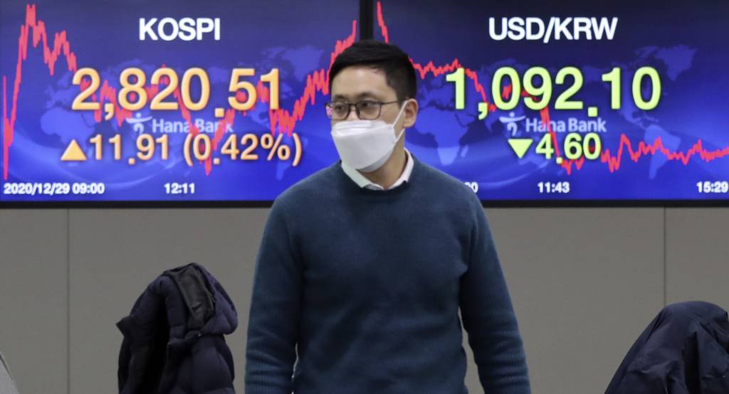 29일 오후 서울 중구 명동 하나은행에서 딜러가 업무를 보고 있다. /사진=뉴시스