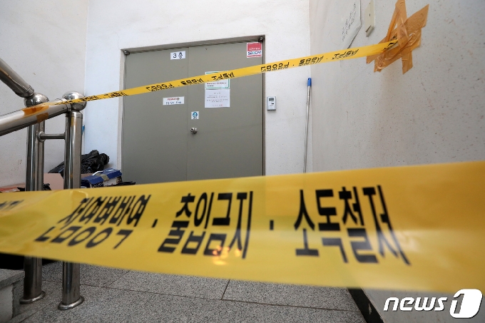 고양시 일산동구 미소아침요양병원에서 26명이 신종코로나바이러스 감염증(코로나19) 추가 확진 판정을 받으면서 누적 확진자가 30명으로 늘어난 지난 16일 해당 병원이 코호트 격리되고 있다. 고양시는 병원 입소자와 종사자 207명에 대해 전수검사를 진행한 결과 입소자 13명과 종사자 13명의 추가 확진을 확인했다. 2020.12.16 /뉴스1 © News1 이성철 기자