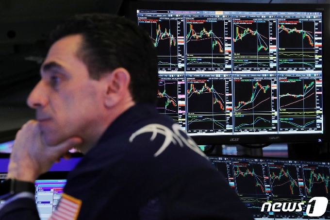 뉴욕증권거래소 객장의 한 트레이더 © 로이터=뉴스1