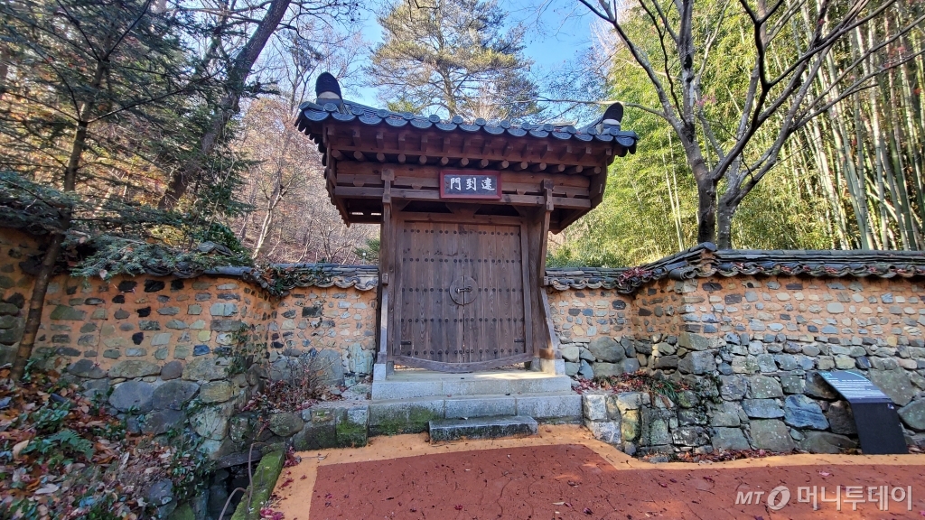 지신(止愼) 허준 옹의 '지신정'으로 들어가는 원도문(遠到門). 멀리 돌아서 도착한다는 뜻이다. 달도문(達到門)으로 잘못 읽는 경우가 많다고 한다.'지신정'으로 들어서는 왼쪽에 세워진 기신독곡(基愼獨谷)이 허준 옹의 호처럼 멈출 줄 알고, 스스로 행동을 삼가야 하는 계곡이라는 뜻이라면, 그의 별장 역할을 한 지신정을 들어서는 문은 만년의 지신이 치열하게 살아온 인생의 길을 멀리 돌아와서 도달한 곳이라는 의미를 담고 있다. /사진=진주 지수 오동희 선임기자
