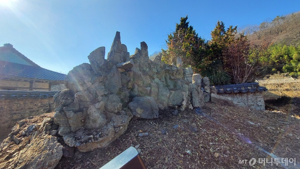 LG를 창업한 연암 구인회 창업자의 생가. 연암은 1907년 이곳 승산마을에서 구재서 옹의 장남으로 태어나 옆집에 사는 허을수 여사와 결혼해 지수초등학교를 졸업했다. 처가 집의 옆집은 GS 창업자인 허만정 옹 집이다. 연암은 초등학교 졸업후 서울로 유학을 떠나 학업을 마치고 1931년 진주에서 포목상을 하다가 육촌 사돈인 만석꾼 허만정 옹의 자금지원과 그의 3남인 허준구씨를 데리고 1947년 부산에서 락희화학을 설립 LG와 GS의 기틀을 마련했다./사진=진주 지수 오동희 선임기자.