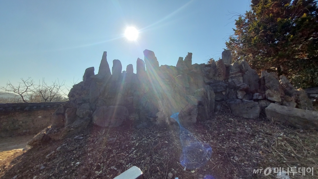 경남 진주시 지수면 승산마을의 작은승지로 불렸던 만석꾼 허만진 옹 앞마당에 돌로 쌓아올린 돌탑 형태의 일명 '승지마을 금강산' 모습. /사진=진주 지수 오동희 선임기자.