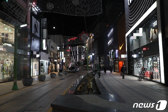 31일 오후 8시 부산 중구 광복로가 텅 비어 있다.2020.12.31© 뉴스1 노경민 기자