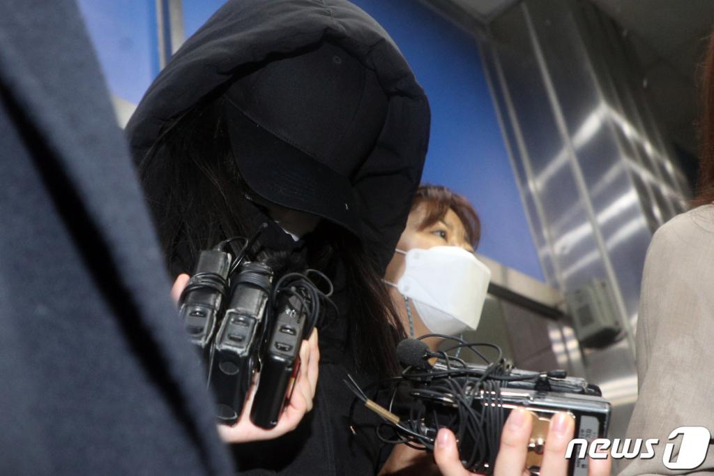 생후 16개월 입양아를 학대해 사망하게 만든 혐의를 받는 엄마 A씨가 19일 오전 서울 양천경찰서에서 검찰 송치를 위해 호송되고 있다. /사진=뉴스1