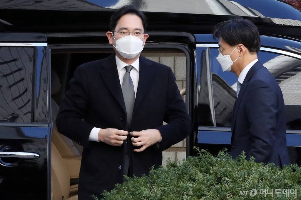 이재용 삼성전자 부회장이 지난해 11월23일 서초구 서울고등법원에서 열린 국정농단 사건 파기환송심 재판에 출석하고 있다./사진=이기범 기자