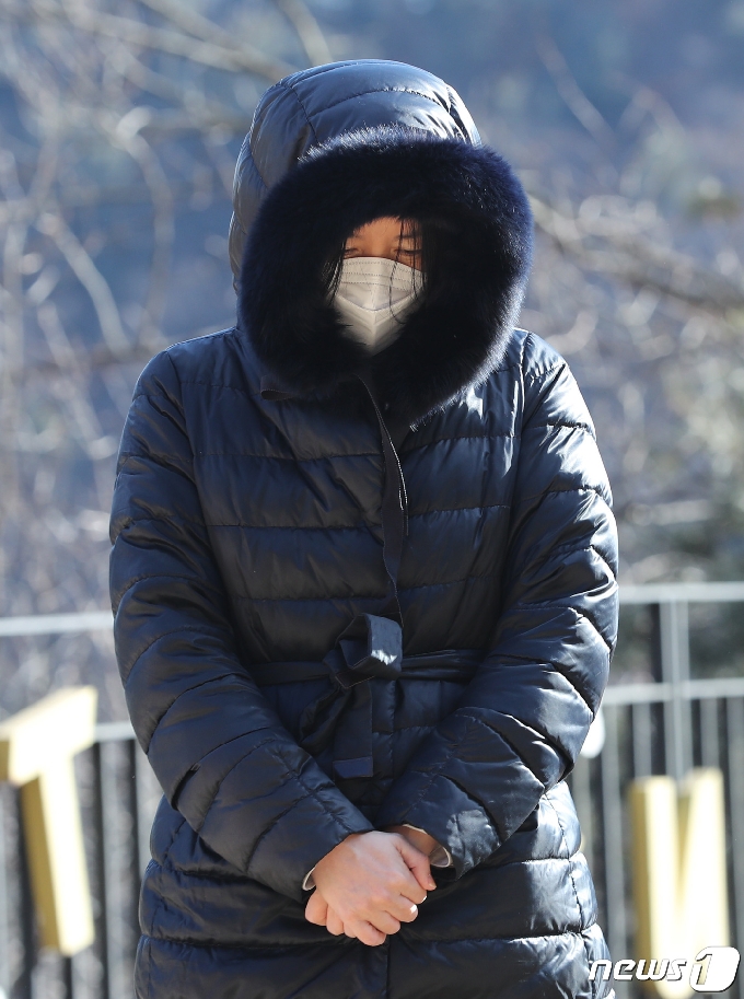 배우 이영애가 5일 경기 양평 하이패밀리 안데르센 공원묘지를 찾아 입양 후 양부모에게 장기간 학대를 당해 숨진 16개월 영아 정인(가명)양을 추모하고 있다.  2021.1.5/뉴스1 © News1 박지혜 기자