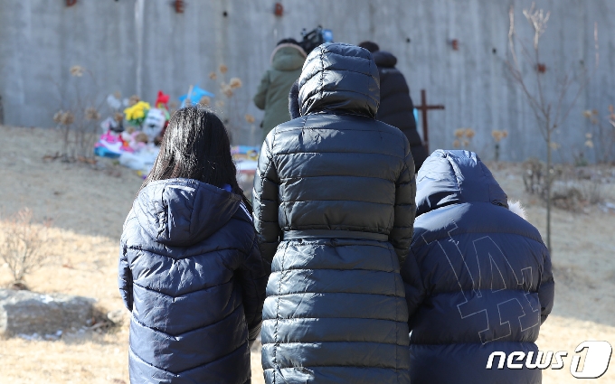 배우 이영애가 자녀들과 함께 5일 경기 양평 하이패밀리 안데르센 공원묘지를 찾아 입양 후 양부모에게 장기간 학대를 당해 숨진 16개월 영아 정인(가명)양을 추모하고 있다. 2021.1.5/뉴스1 © News1 박지혜 기자