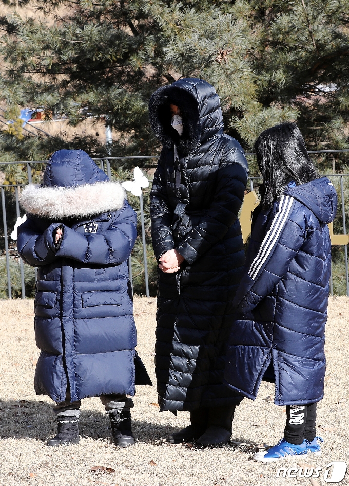 배우 이영애가 5일 경기 양평 하이패밀리 안데르센 공원묘지를 찾아 입양 후 양부모에게 장기간 학대를 당해 숨진 16개월 영아 정인(가명)양을 추모하고 있다. 2021.1.5/뉴스1 © News1 박지혜 기자