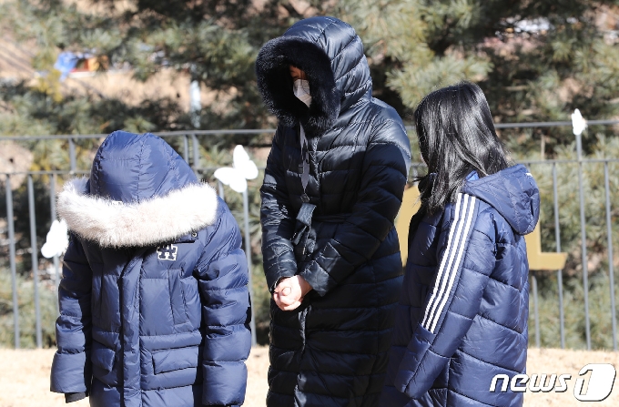 배우 이영애가 자녀들과 5일 경기 양평 하이패밀리 안데르센 공원묘지를 찾아 입양 후 양부모에게 장기간 학대를 당해 숨진 16개월 영아 정인(가명)양을 추모하고 있다. 2021.1.5/뉴스1 © News1 박지혜 기자