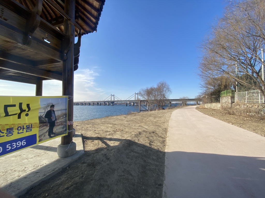 행주대교를 지난 뒤 자전거길, 멀리 보이는 게 김포대교다./사진=남형도 기자