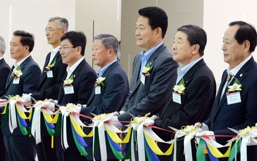 2013년 7월10일 인천광역시 서구 경서동 LG전자 인천캠퍼스 준공식에 참석한 고 구본무 LG그룹 회장(사진 왼쪽에서 네번째)과 구본준 LG 고문(사진 오른쪽에서 두번째)/사진=머니투데이DB