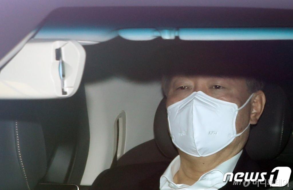 (서울=뉴스1) 이성철 기자 = 윤석열 검찰총장이 5일 서울 서초구 대검찰청으로 출근하고 있다. 2021.1.5/뉴스1