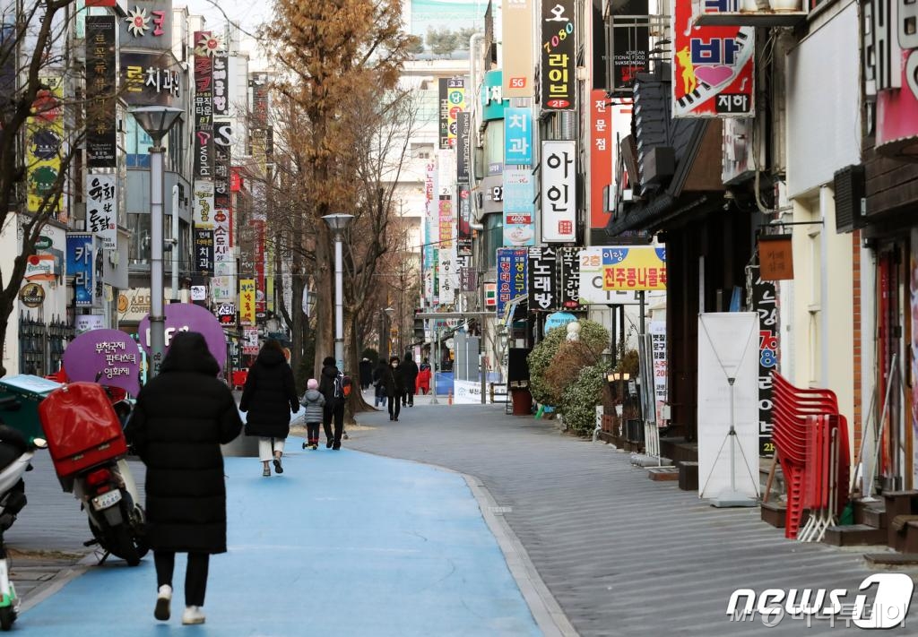 (부천=뉴스1) 정진욱 기자 = 정부가 수도권 거리두기 2.5단계·비수도권 2단계를 17일까지 2주간 연장했다. 기존 전국 단위 모임 '취소 권고' 수준을 '금지'로 방역 수위를 높인 것이다. 사적모임은 동창회와 동호회, 야유회, 직장 회식(직장 사람들이 함께 식당에서 점심·저녁을 먹는 것 포함), 계모임, 집들이, 신년회·송년회, 돌잔치, 회갑·칠순잔치, 온라인 카페 정기모임 등이 해당하며, 이를 어길 경우 10만원 이하 과태료를 물린다. 4일 부천시 중동 인근 음식점.2020.1.4/뉴스1