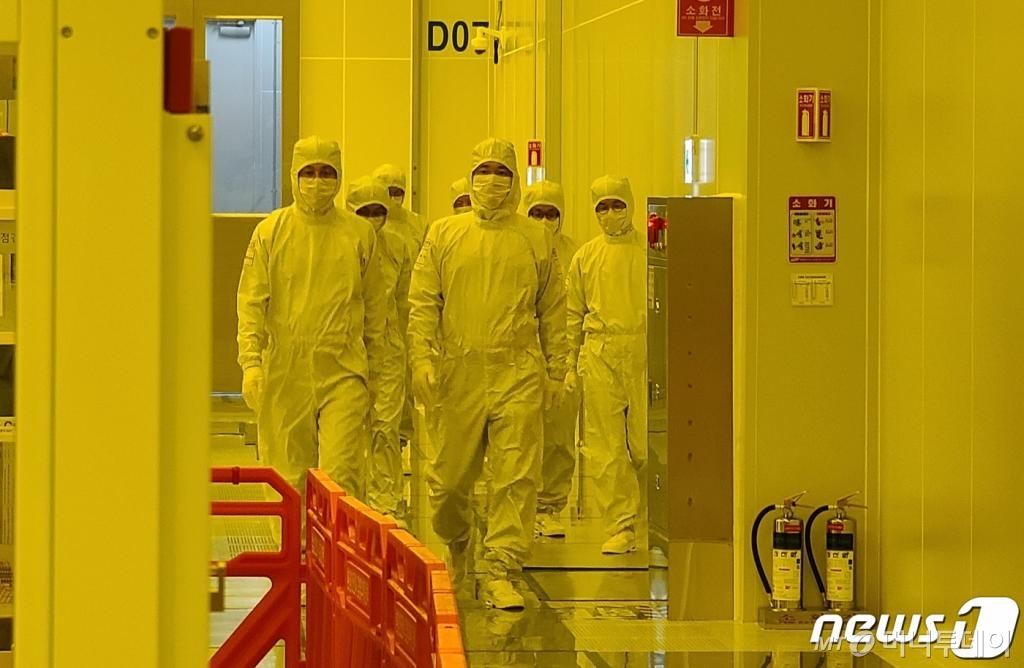 [서울=뉴시스]김병문 기자 = 코스피가 전 거래일(2990.57)보다 2.77포인트(0.09%) 오른 2993.34에 개장하며 사상 처음 3000선을 넘은 6일 오전 서울 중구 하나은행 딜링룸 전광판에 코스피가 3,022.80을 나타내고 있다. 이날 코스닥은 전 거래일(985.76)보다 1.49포인트(0.15%) 오른 987.25에, 서울 외환시장에서 원·달러 환율은 전 거래일(1087.6원)보다 0.6원 내린 1087.0원에 출발했다. 2021.01.06. dadazon@newsis.com