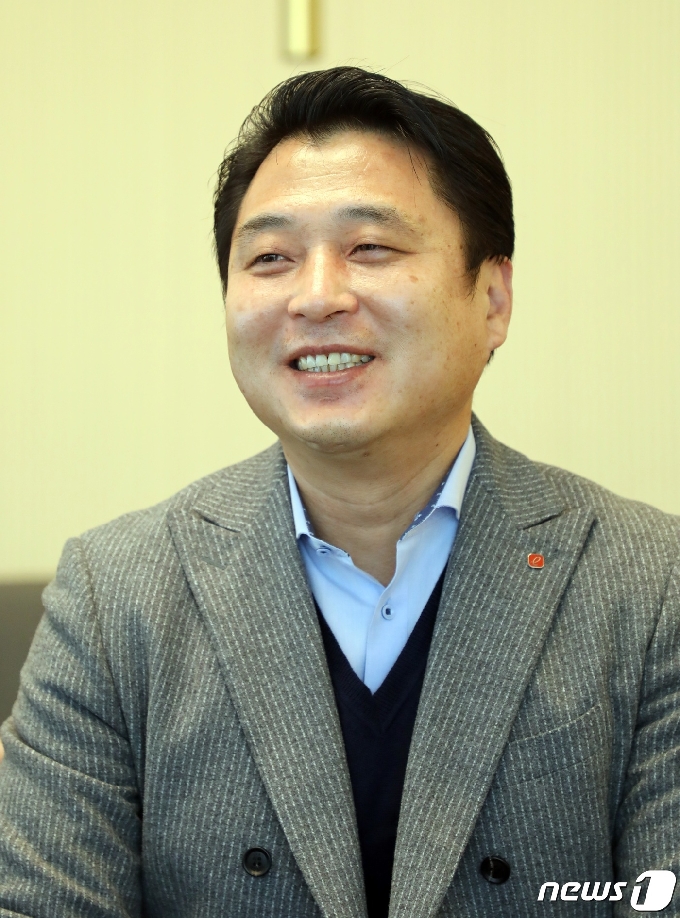 롯데면세점 이종민 점장이 뉴스1 제주본부와 인터뷰하고 있다. /© 뉴스1