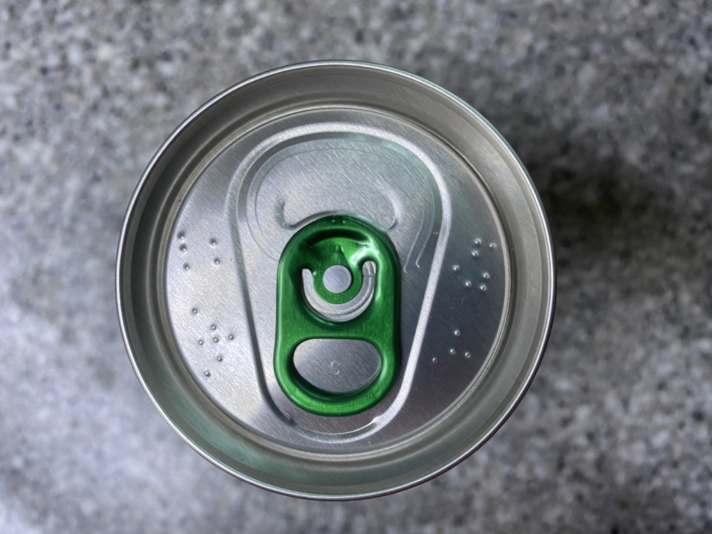 시각장애인 유튜버가 시중에서 판매되는 음료 총 34개를 구분한 결과, 제품명이 점자로 표기된 제품은 국내 맥주브랜드 단 하나뿐이었다./사진=류원혜 기자