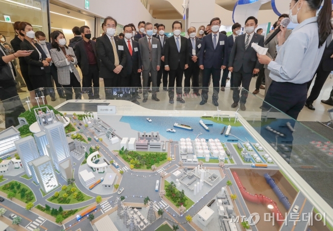 정세균 국무총리, 홍선근 머니투데이 회장 등 참석자들이 28일 서울 동대문디자인플라자에서 열린 '2020 그린뉴딜 엑스포(수소엑스포)' 개막식에서 한국가스공사 부스를 둘러보고 있다. / 사진=이기범 기자 leekb@