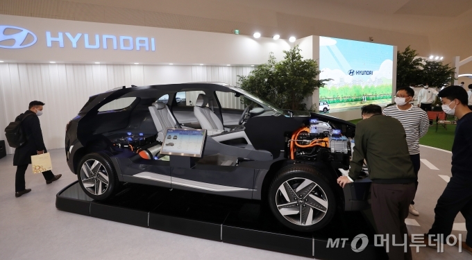 28일 서울 동대문디자인플라자(DDP)에서 열린 국회수소경제포럼 주최, 머니투데이가 주관하는 '2020 그린뉴딜 엑스포(수소엑스포)'에서 관람객들이 부스를 둘러보고 있다. / 사진=김휘선 기자 hwijpg@