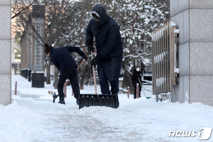 7일 오전 경기도 수원시 영통구 경기도경제과학진흥에서 관계자들이 제설작업을 하고 있다. 2021.1.7/뉴스1 © News1 조태형 기자