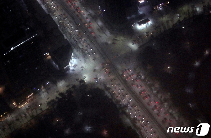 서울 전역에 대설주의보가 발효된 6일 오후 서울 송파구 서울스카이에서 바라본 서울 도심에 눈이 쌓여 차량들이 서행하고 있다. 2021.1.6/뉴스1 © News1 이동해 기자