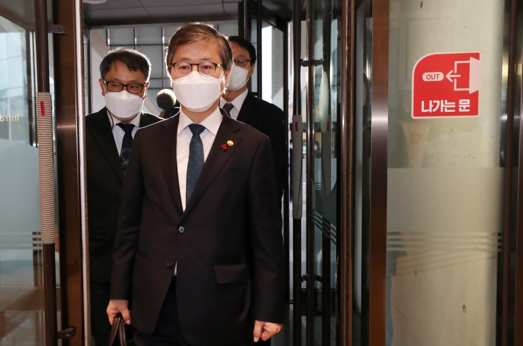 변창흠 국토교통부 장관이 지난해 12월 29일 정부세종청사 국토교통부에 도착, 취임식을 갖기 위해 청사에 입장하고 있다. /사진제공=뉴스1