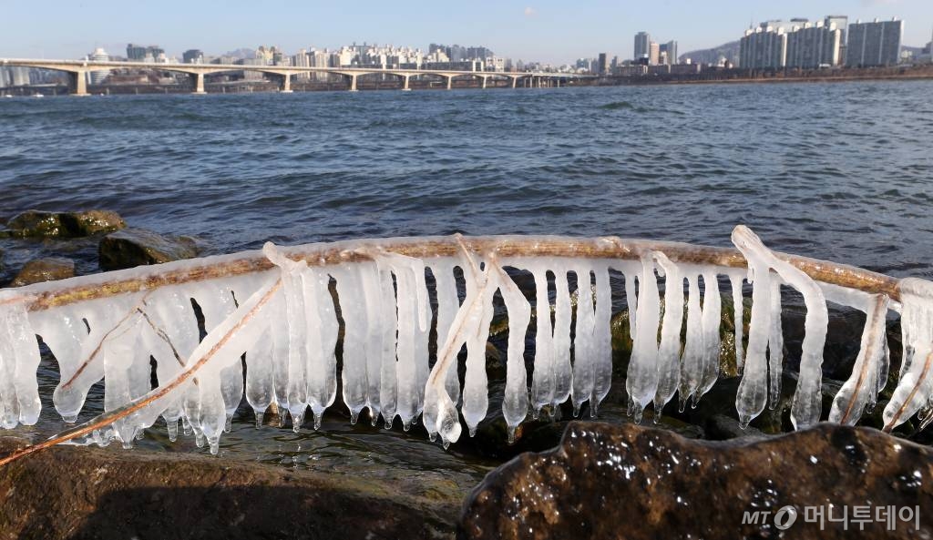 서울 지역 아침 기온이 영하 12도까지 떨어지며 세밑한파가 찾아온 30일 오전 서울 영등포구 여의도 인근 한강변에 고드름이 달려있다. / 사진=김휘선 기자 hwijpg@
