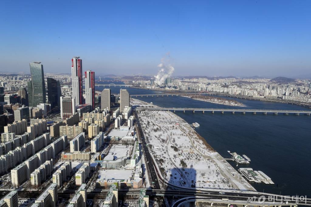 강력한 북극 한파와 함께 전국에 폭설이 내린 7일 오전 서울 도심에 눈이 쌓여 있다. / 사진=이기범 기자 leekb@