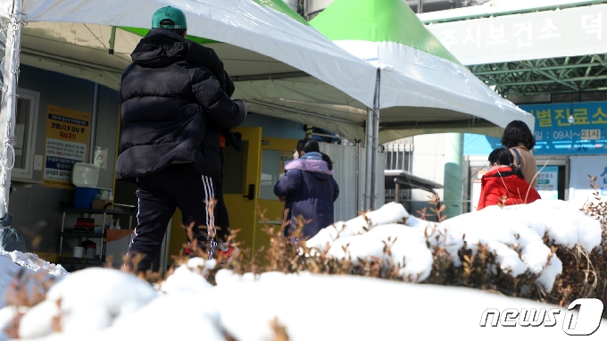 북극한파가 절정에 이르며 올 겨울 가장 추운 날씨를 보인 8일 전북 전주시 덕진 선별진료소에 검사를 받기 위한 시민들의 발길이 이어지고 있다. 2021.1.8/뉴스1 © News1 유경석 기자