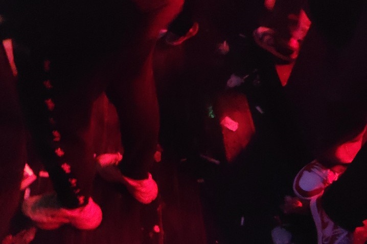 클럽 라운지를 찾은 사람들에게 거리두기는 없었다. 라운지 다닥다닥 붙어 춤을 췄다. /사진=취재팀