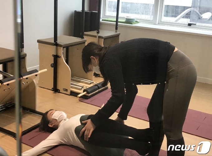 부산 부산진구 가야동의 모티브 필라테스 학원에서 원장 강수지씨가 수업을 진행하고 있다.2020.1.11/뉴스1© 뉴스1 이유진 기자