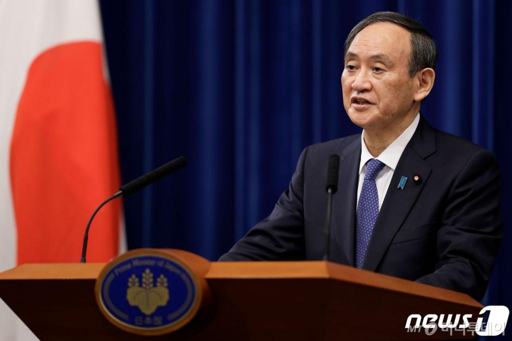 (AFP=뉴스1) 포토공용 기자 = 스가 요시히데 일본 총리가 7일(현지 시간) 도쿄·사이타마·지바·가나가와 등 수도권 4개 지역에 긴급사태를 발령했다. 기간은 오는 8일부터 다음달 7일까지로, 대상 지역의 지사는 음식점 등에 영업시간 단축을 요청할 방침이다. 또 경제적 피해를 최소화기 위해 점포당 하루 최대 6만엔의 지원금을 지급하기로 했다 ⓒ AFP=뉴스1