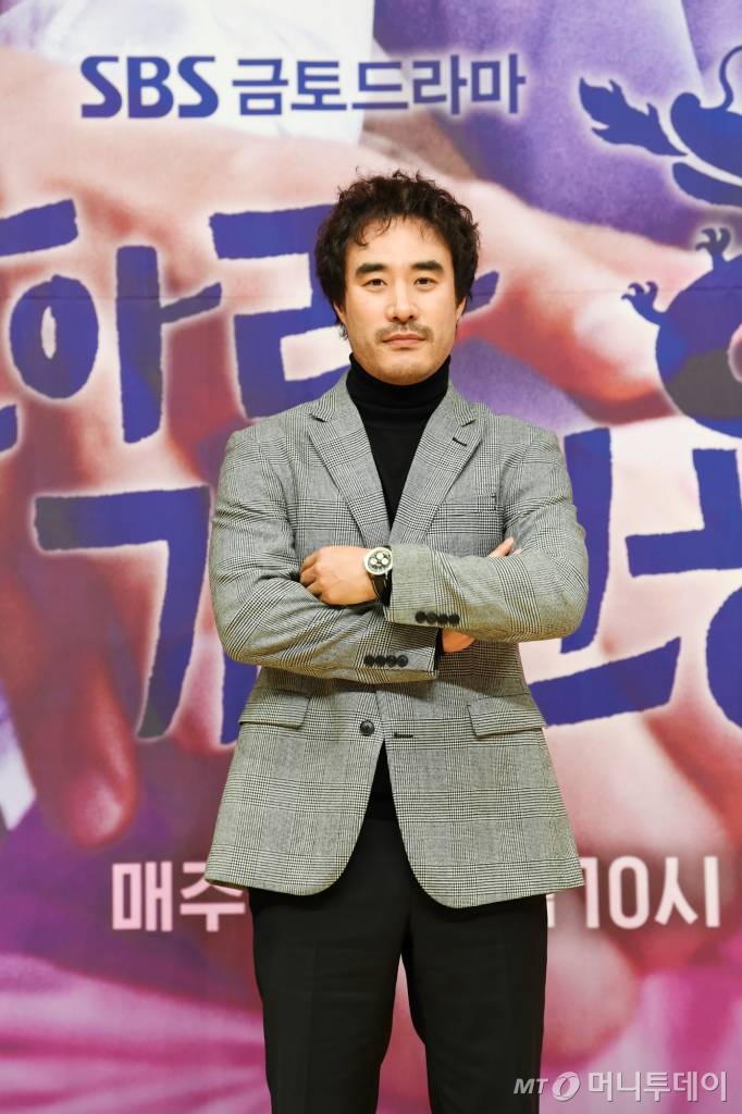 배우 배성우가 27일 오후 온라인으로 진행된 SBS 금토드라마 '날아라 개천용' 제작발표회에 참석해 포즈를 취하고 있다.'날아라 개천용'은 억울한 누명을 쓴 사법 피해자들의 목소리를 세상에 대변하는 두 남자의 뜨거운 이야기다. 오는 30일 첫 방송. / 사진제공 = SBS / 사진=김창현 기자 chmt@