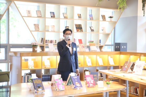 이정훈 강동구청장이 지난해 9월 28일 열린 북카페 도서관 ‘다독다독(多讀茶篤)’ 1호점 개소식에서 인사말을 하고 있다./사진제공=강동구